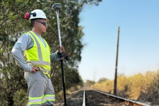 Realizamos levantamentos planialtimétricos, cadastrais e georreferenciados com tecnologia GNSS/RTK, estação total e drone. Nossos profissionais experientes garantem dados precisos para projetos de engenharia, regularização fundiária, obras civis e loteamentos.