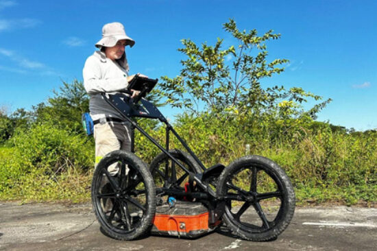Detectamos estruturas enterradas como tubulações, dutos, galerias, rochas e interferências com tecnologia GPR (Ground Penetrating Radar). Solução não invasiva e precisa para obras civis, infraestrutura e saneamento